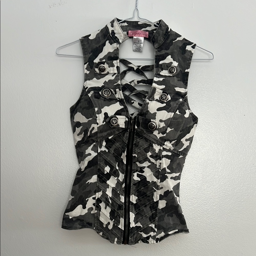Lydia USA, Female Camouflage Vest with Cross-cut back side